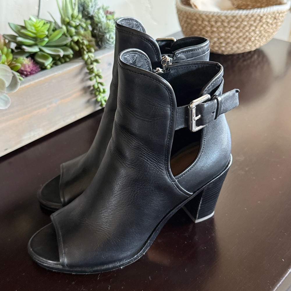 Donald J Pliner booties